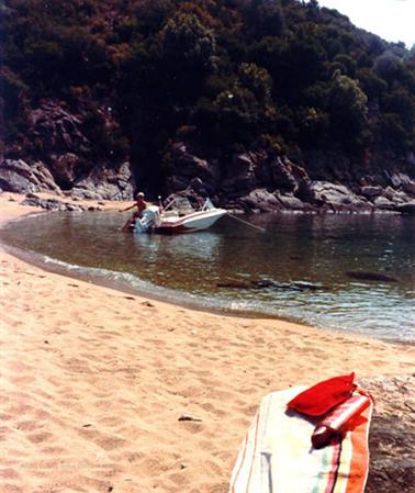 1980 Skiathos 1980-07-005 Hans mit Motorboot Bucht Diamandis_478